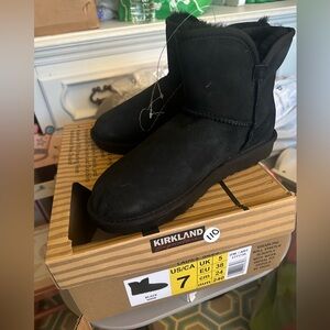 Very cozy boots size 7 Kirkland brand new! Women’s